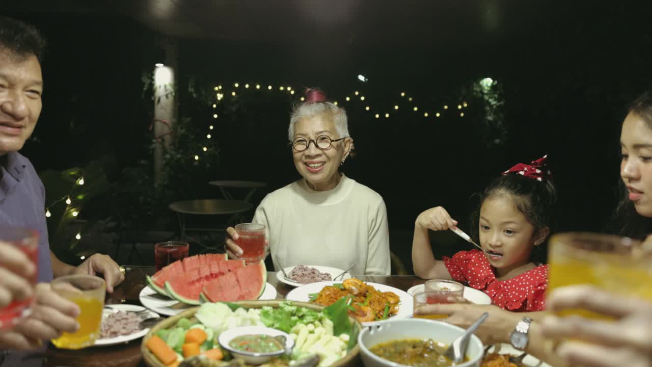 东南亚家庭晚餐聚会的晚上时间在家里库存视频