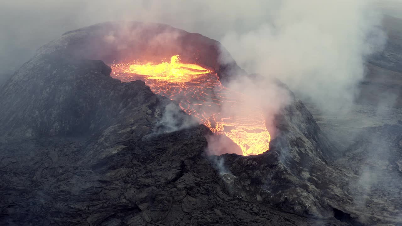 冰岛爆发Fagradalsfjall火山4K无人机飞越视频