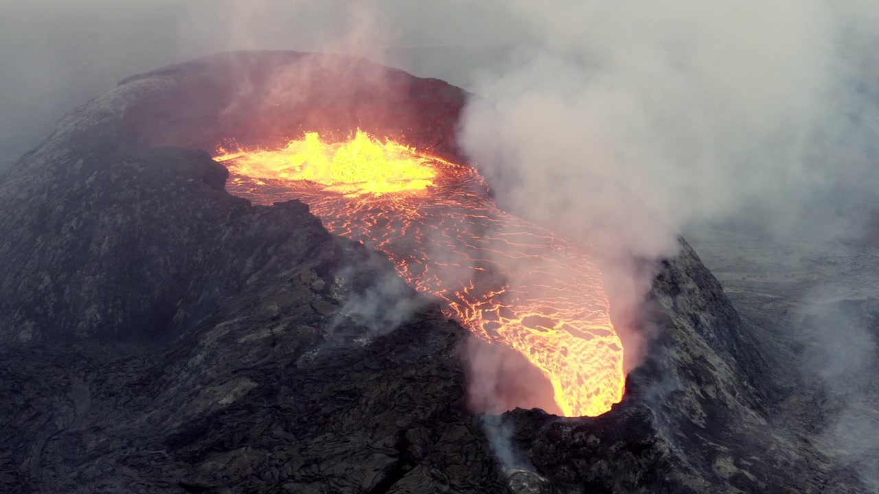 详情图-冰岛爆发Fagradalsfjall火山4K无人机飞越视频