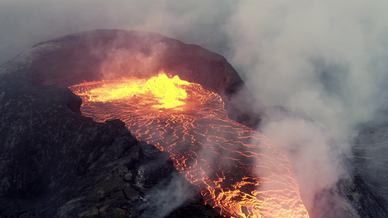 详情图-冰岛爆发Fagradalsfjall火山4K无人机飞越视频