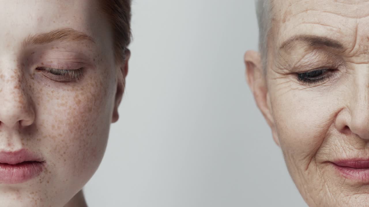 两个女人笑着看相机。红头发青年和灰色成熟的人查看特写。20年代和60年代的人们情感。抗衰老健康理念。光滑纯身体胶原蛋白4k
