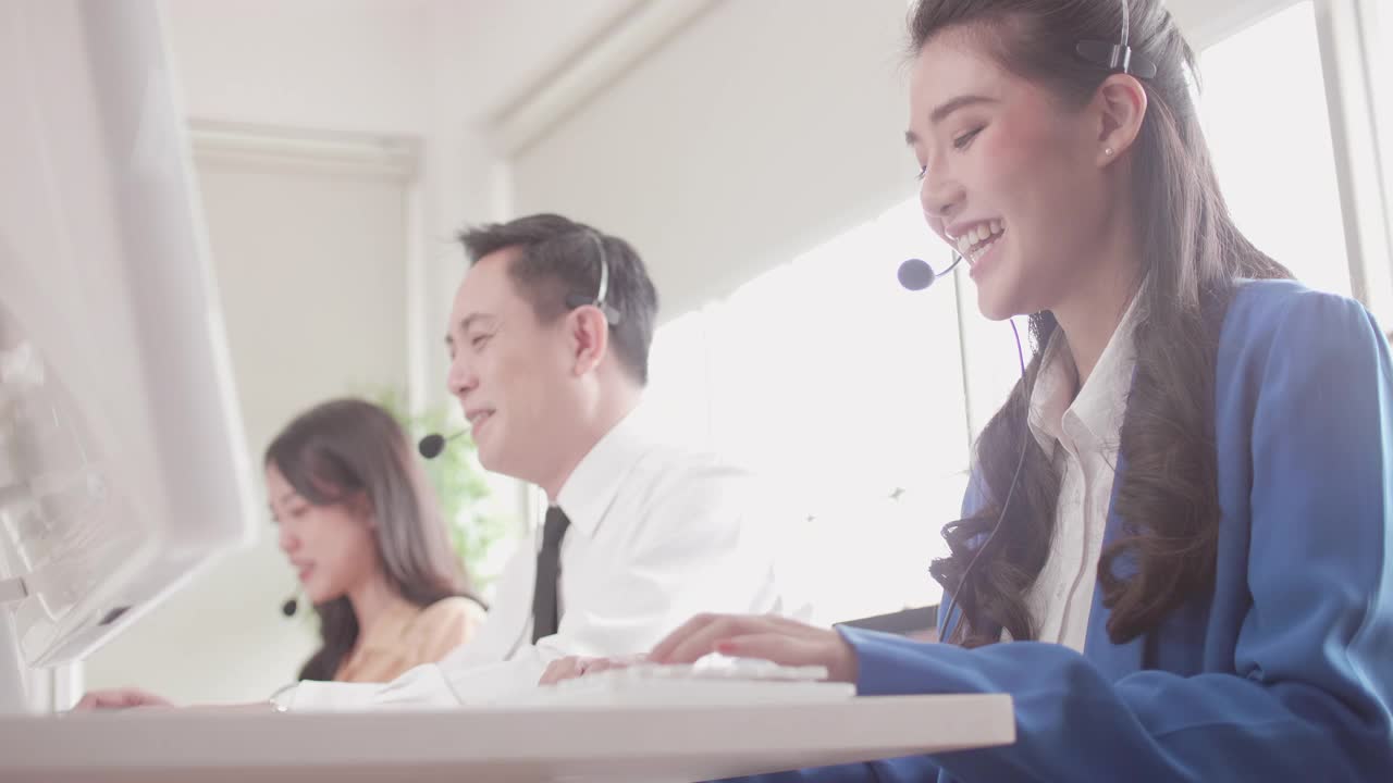 团队服务电话接线员有男有女，电话营销、客服或呼叫中心代理提供专业的带耳机的电脑工作。电话咨询、协助服务。