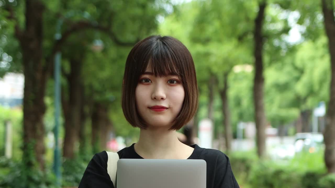微笑的年轻亚洲妇女肖像