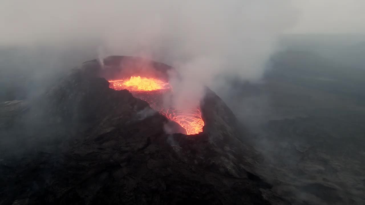 冰岛Fagradalsfjall火山爆发FPV无人机飞越视频