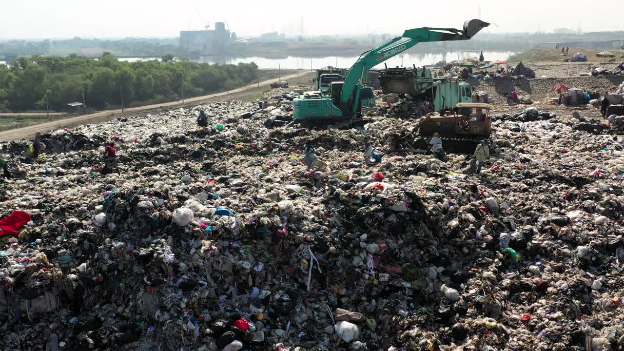 鸟瞰图垃圾山，垃圾堆填城市