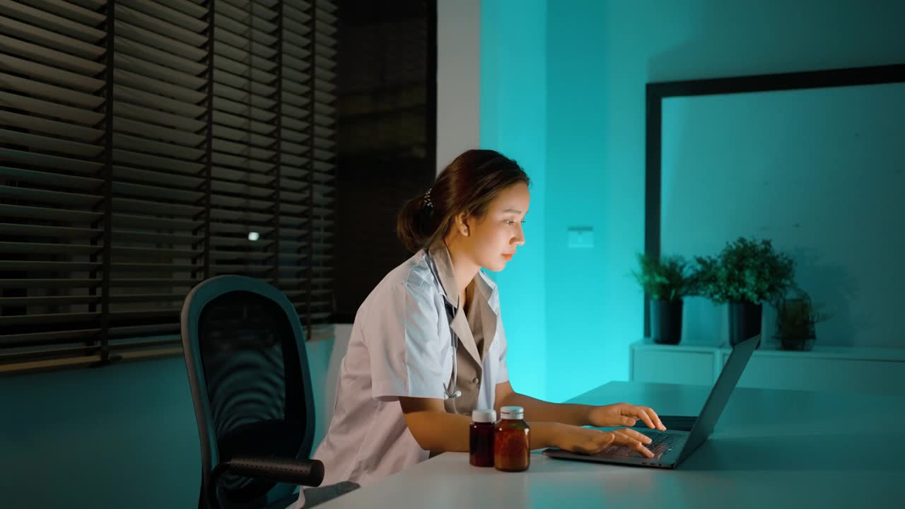 工作到深夜的女医生