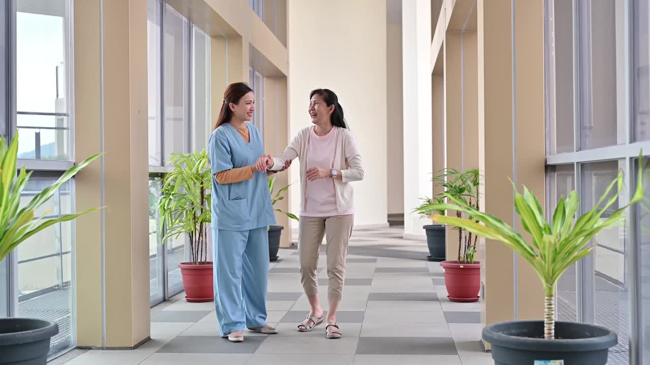 关怀女性理疗师在康复中心帮助中风患者