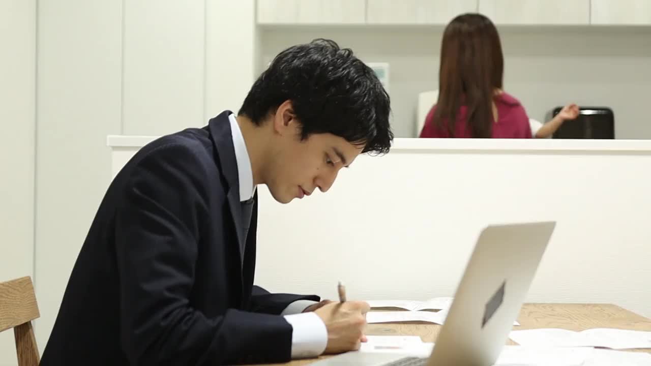亚洲男人在家工作