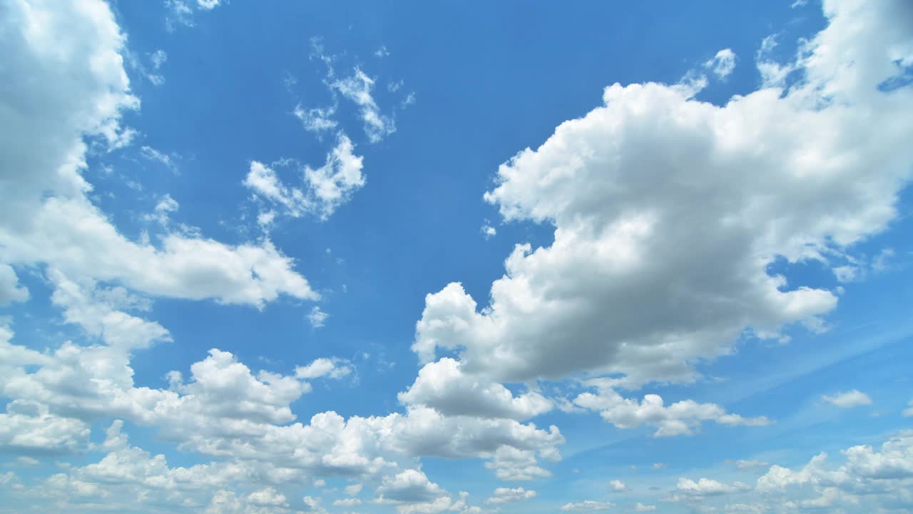 天空中移动的云时间流逝