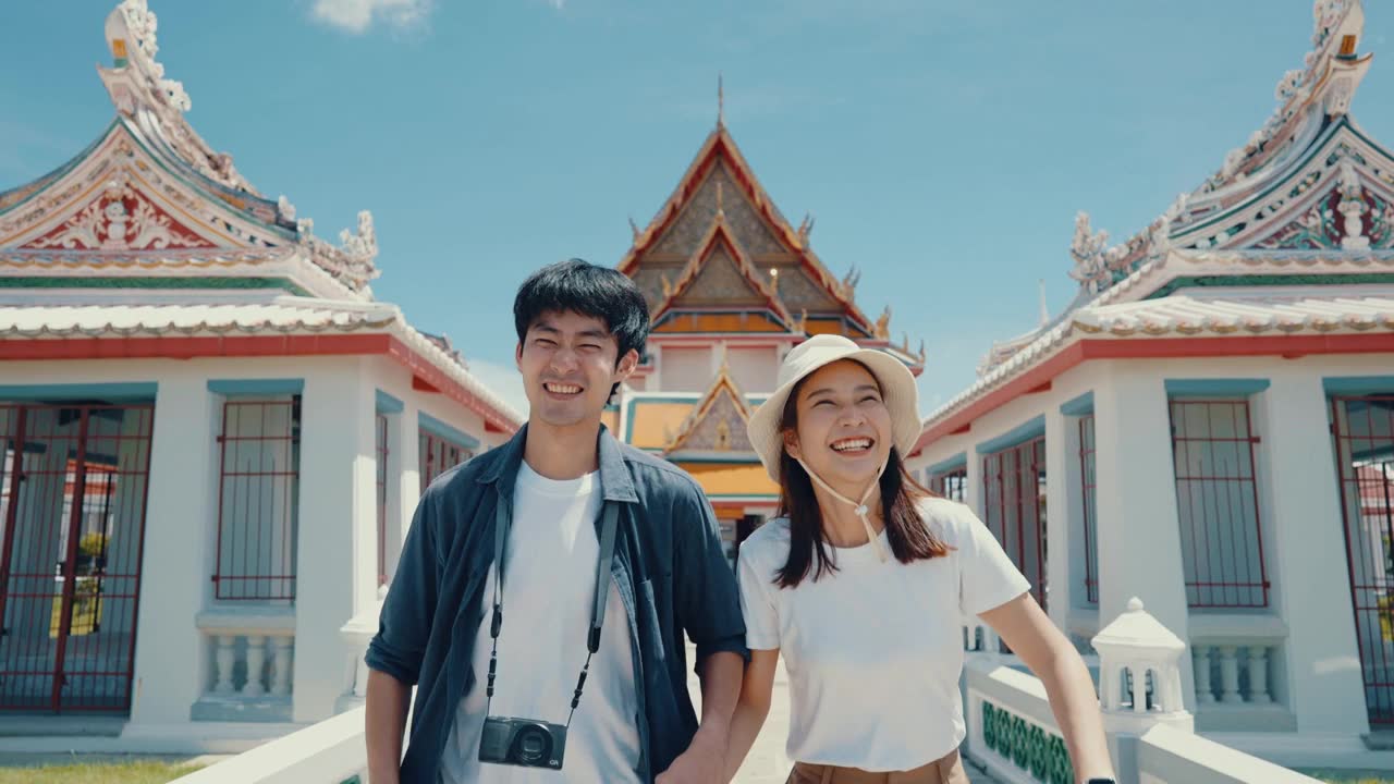 詳情圖-一對(duì)夫婦坐在三輪車(chē)上的幸福