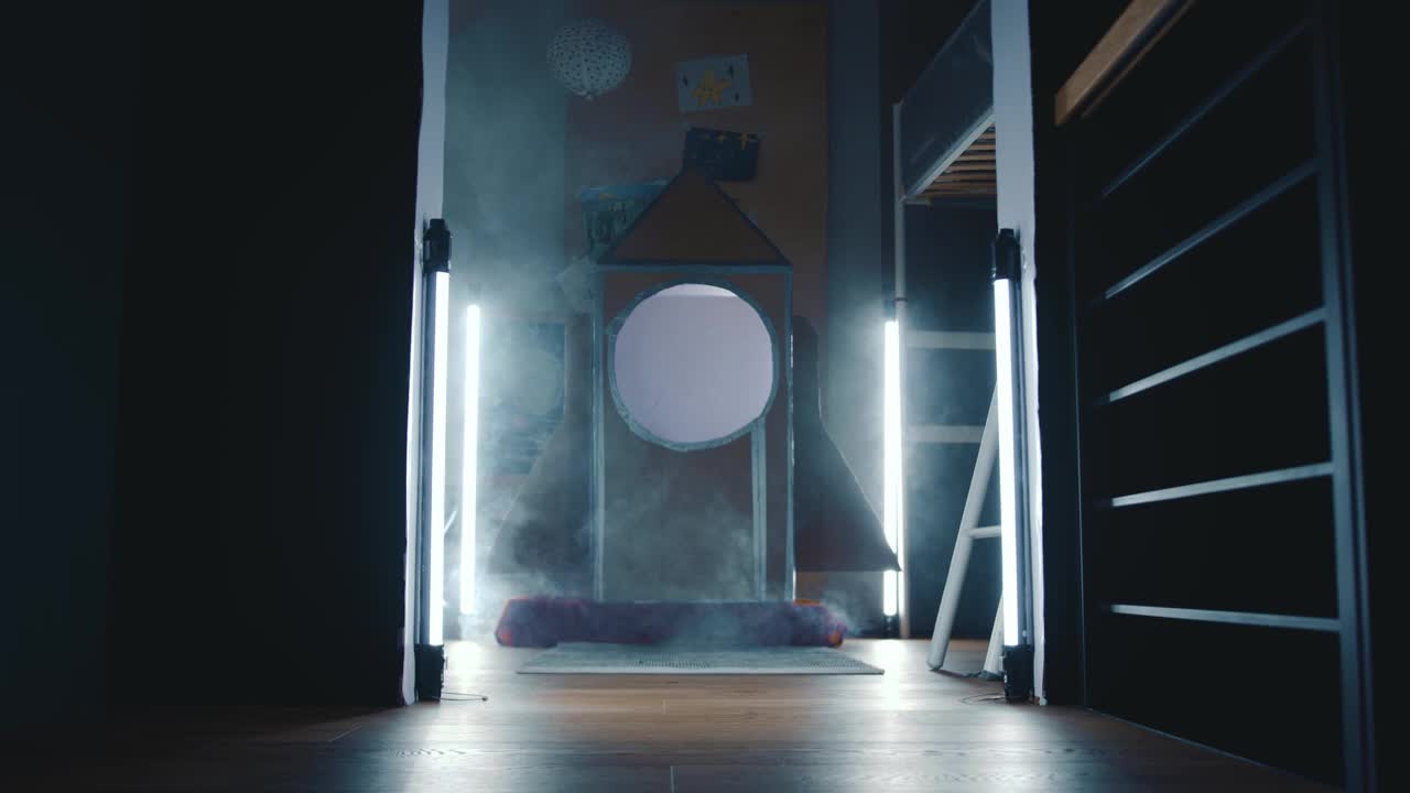 史诗般的电影镜头，身着太空服的孩子走进灯光昏暗的房间，进入宇宙飞船，在白色的烟雾中起飞
