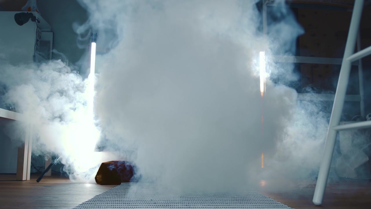 詳情圖-史詩般的電影鏡頭，身著太空服的孩子走進燈光昏暗的房間，進入宇宙飛船，在白色的煙霧中起飛