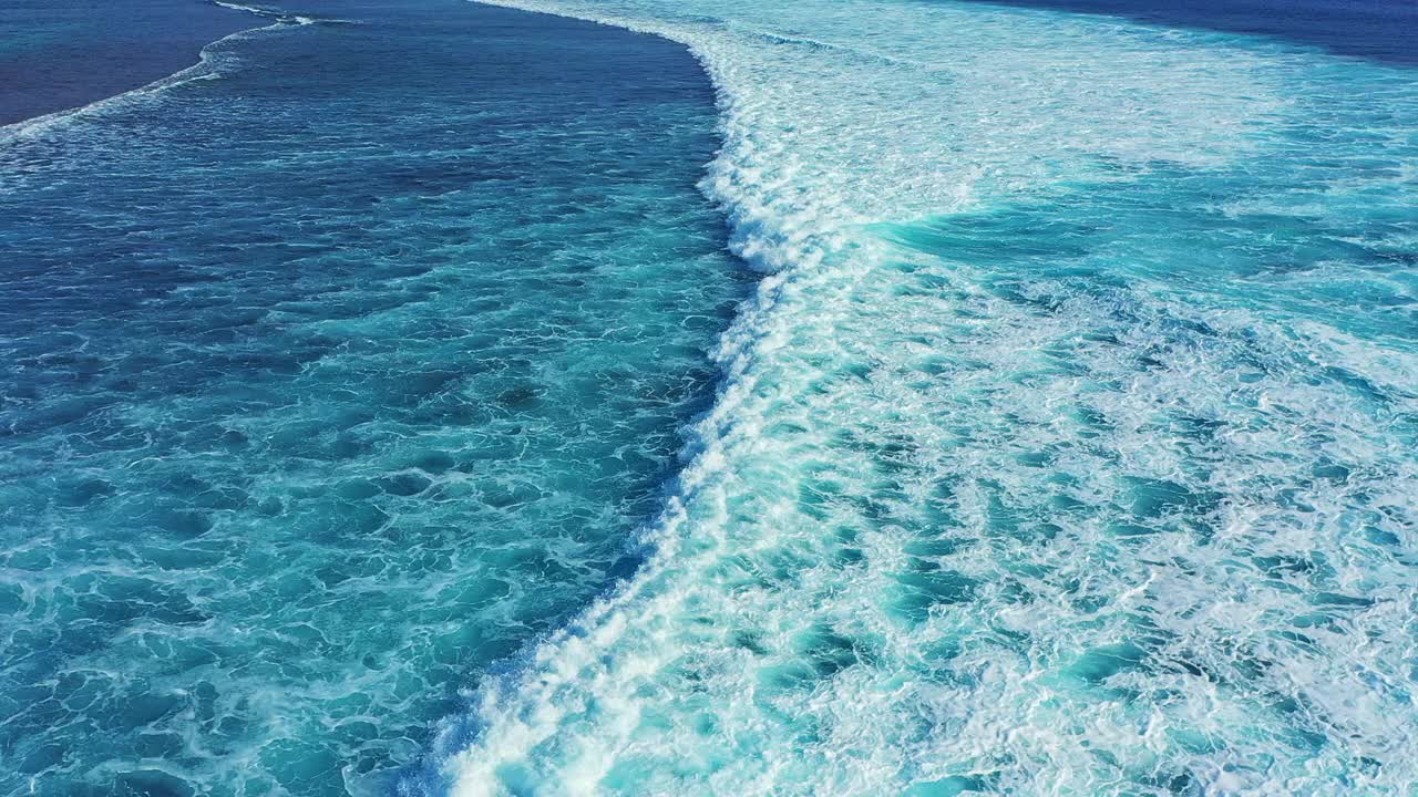 无人机拍摄海浪在海洋上翻滚