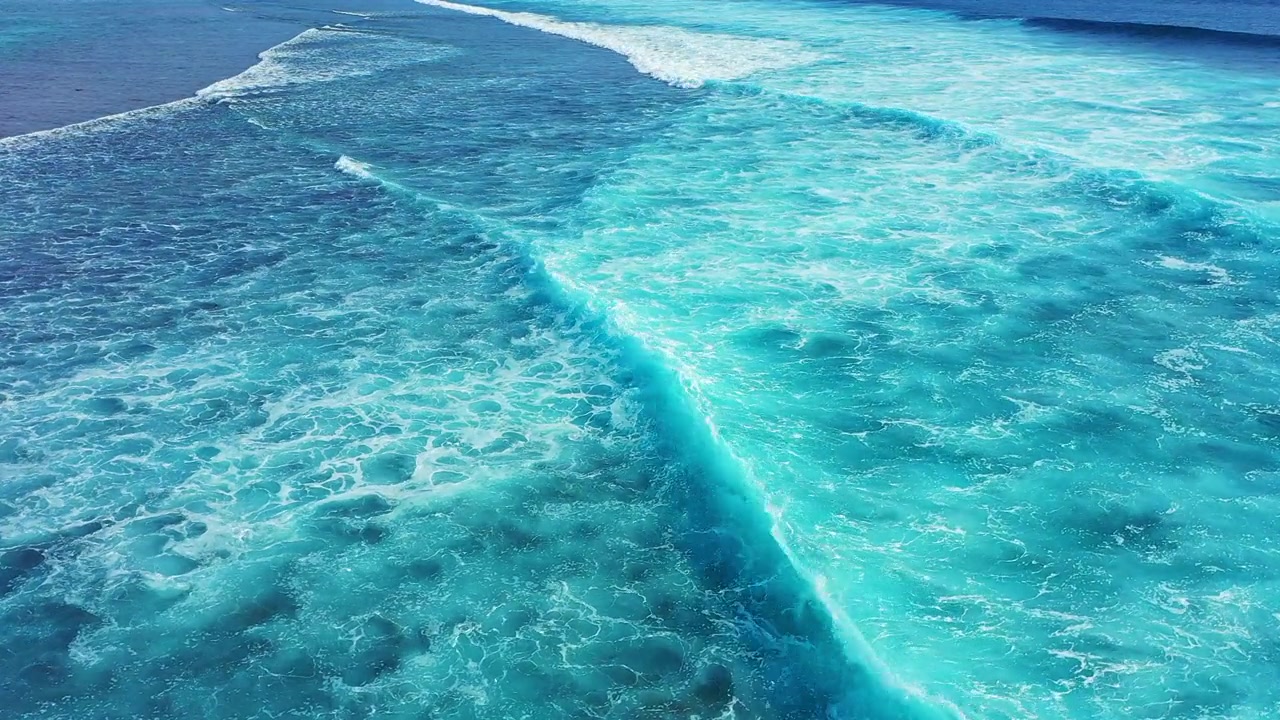 詳情圖-無(wú)人機(jī)拍攝海浪在海洋上翻滾
