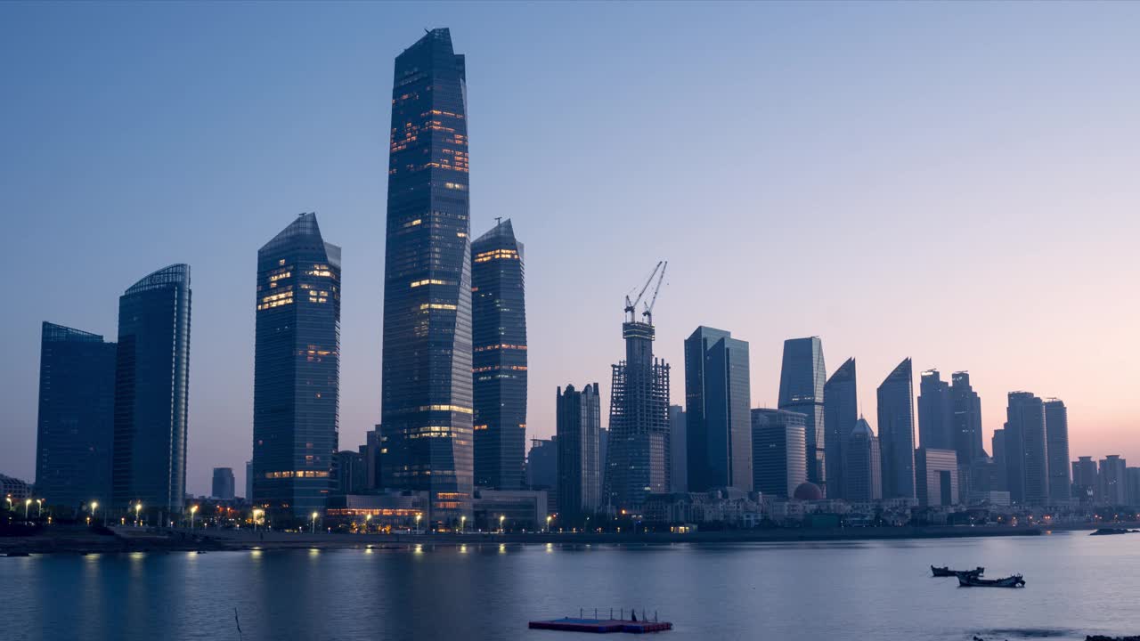 青岛海滨日出的城市景观