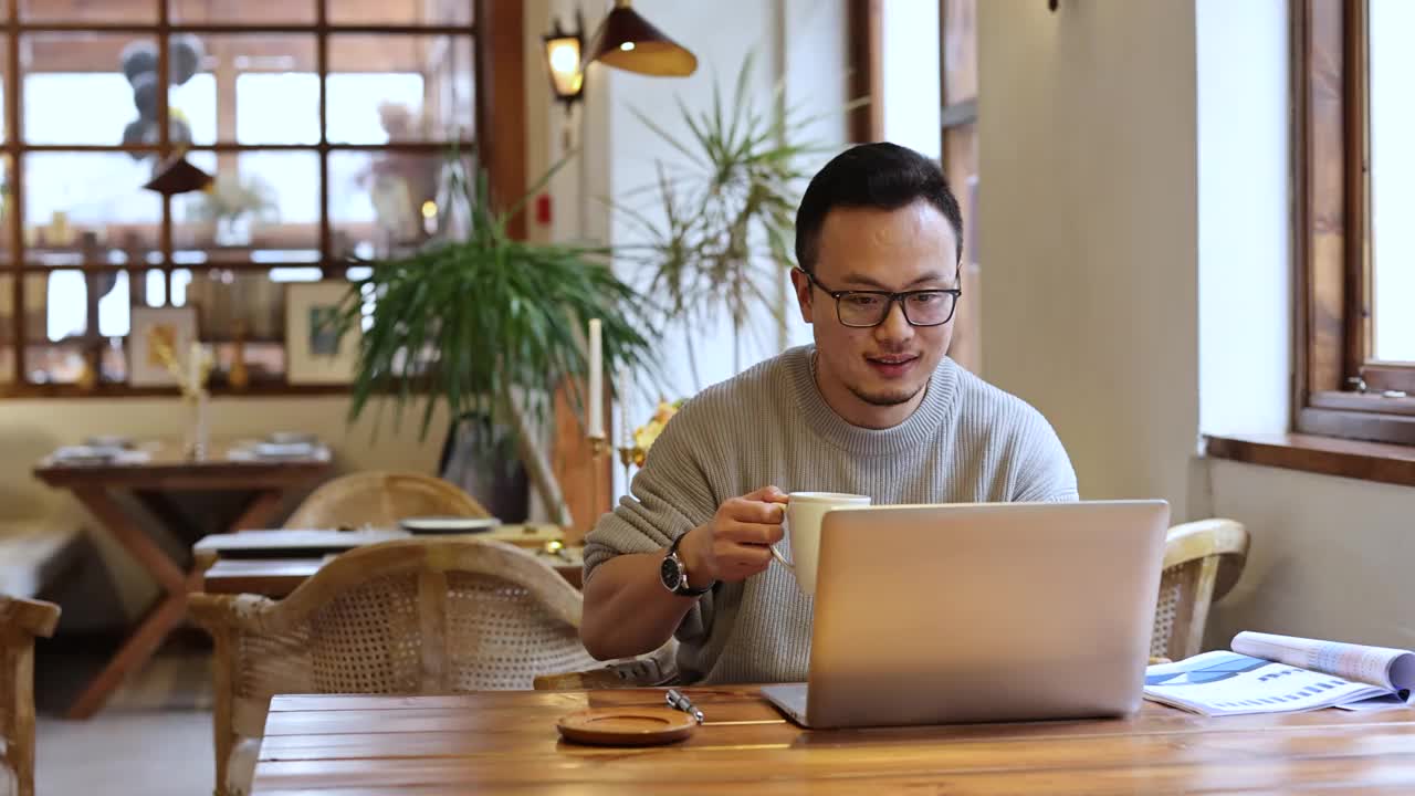 亚洲商人在户外咖啡馆工作