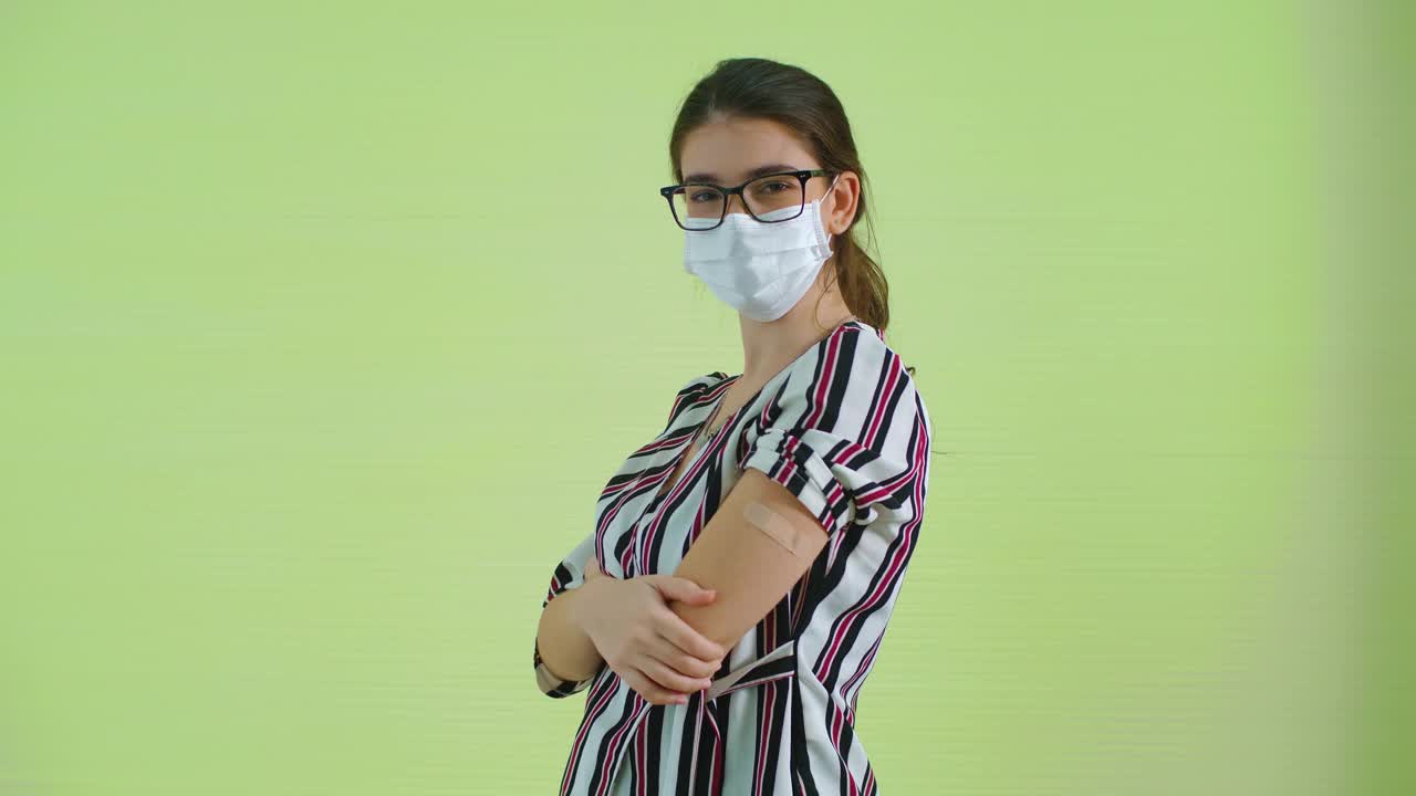 女人得到疫苗