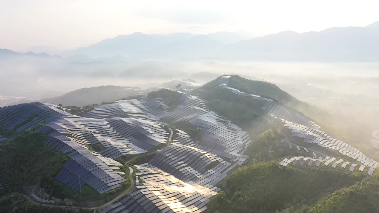 鸟瞰雾中壮观的太阳能农场