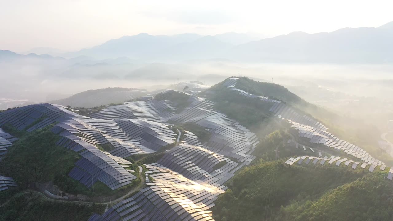 詳情圖-鳥瞰霧中壯觀的太陽能農(nóng)場