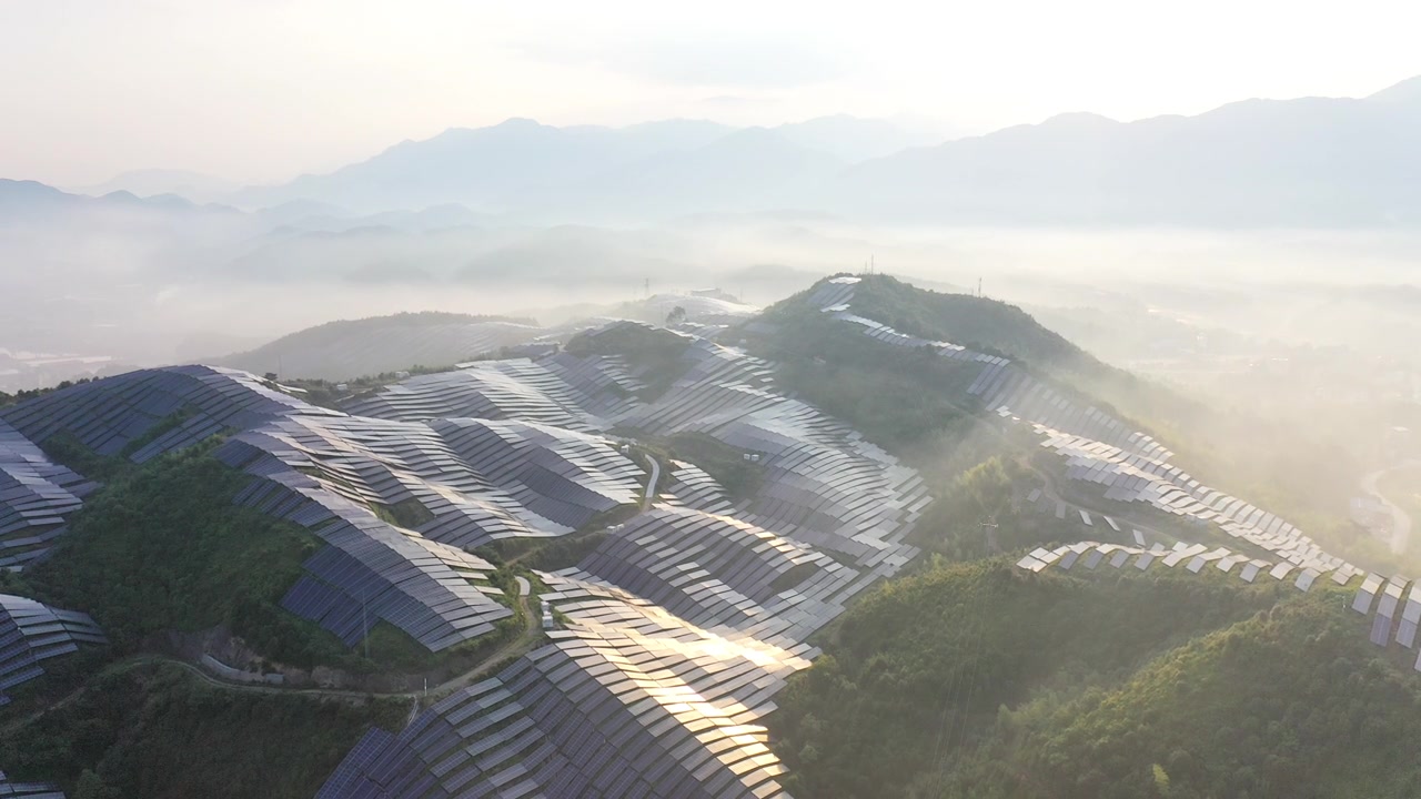 詳情圖-鳥瞰霧中壯觀的太陽能農(nóng)場