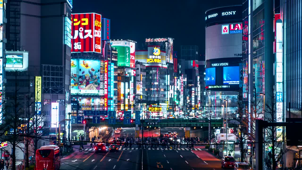 时间流逝在日本东京新宿地区。