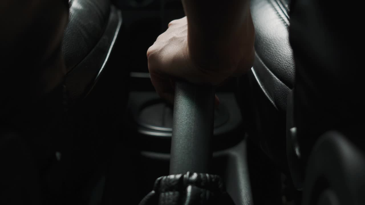 女人拉着紧急手刹