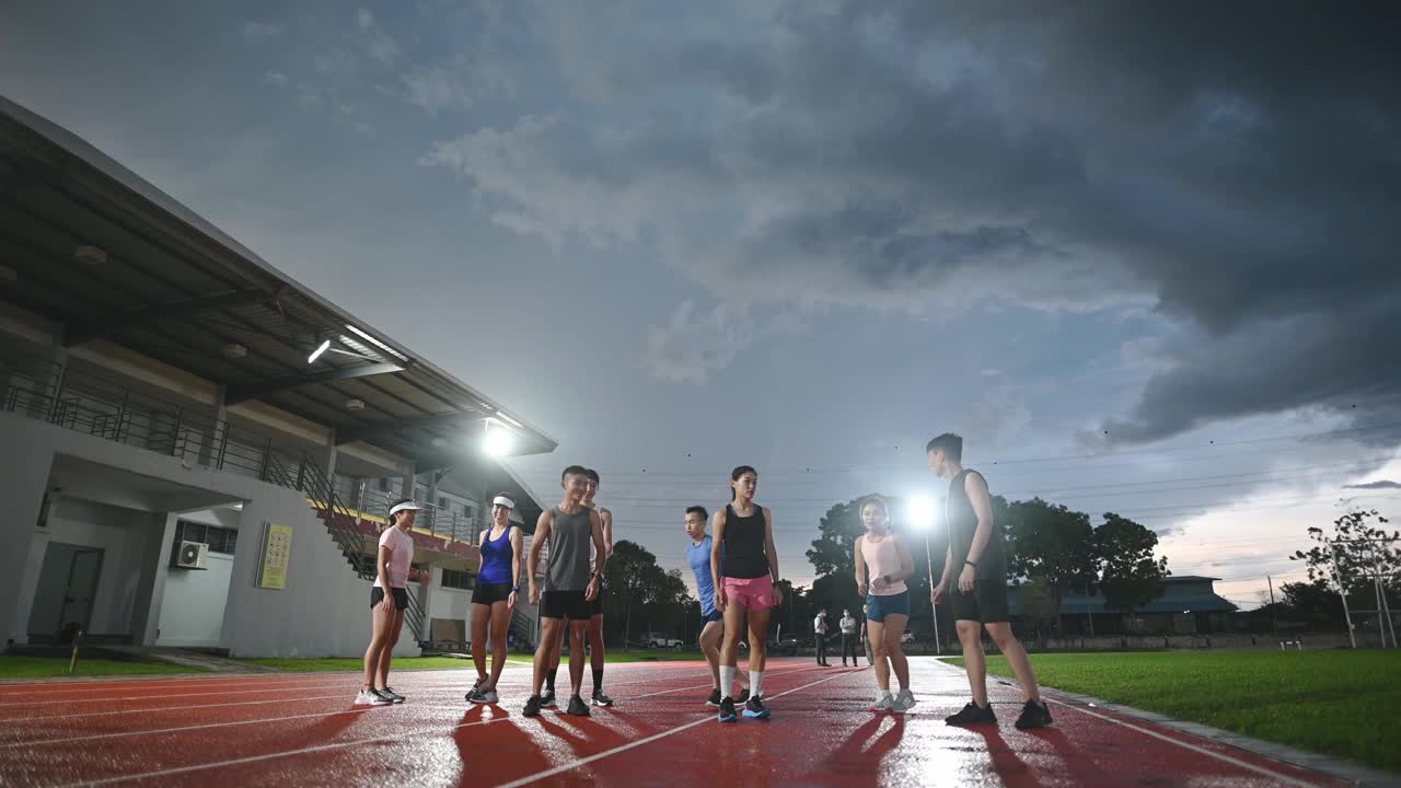 深夜，在雷雨云体育场，亚洲华人运动员在队长的欢呼声中欢呼