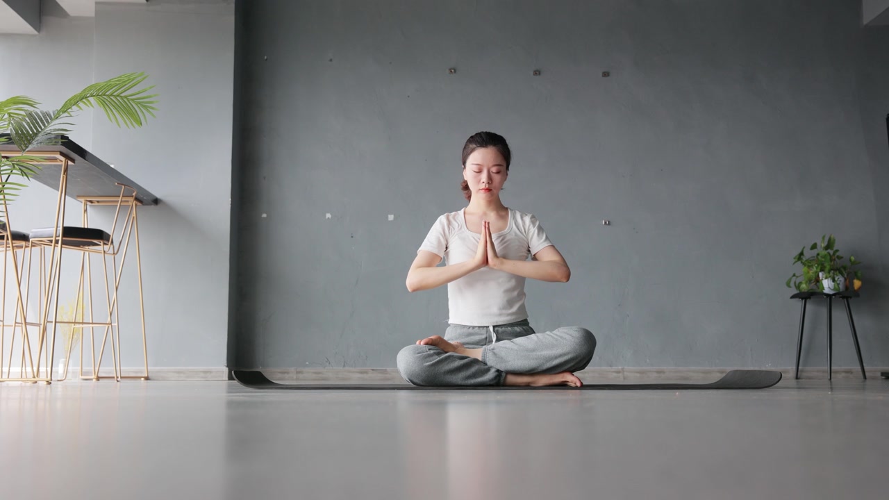 详情图-练习瑜伽的年轻女子