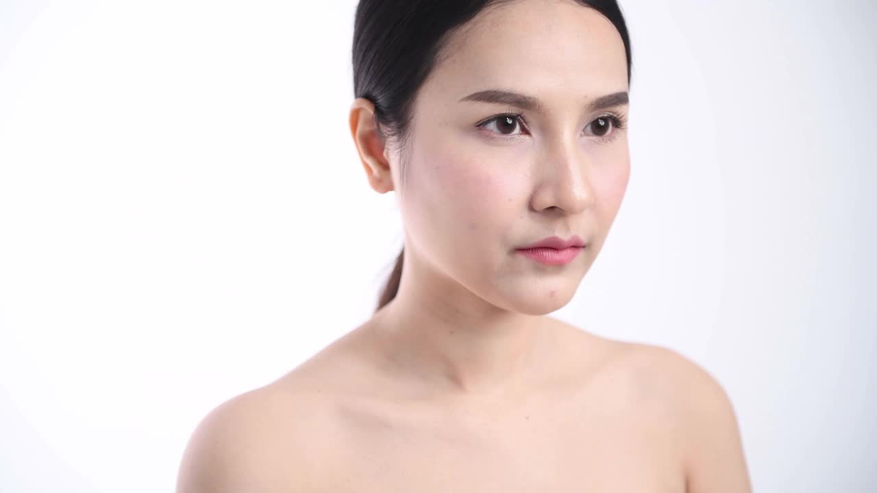 年轻女子眨眼睛的特写