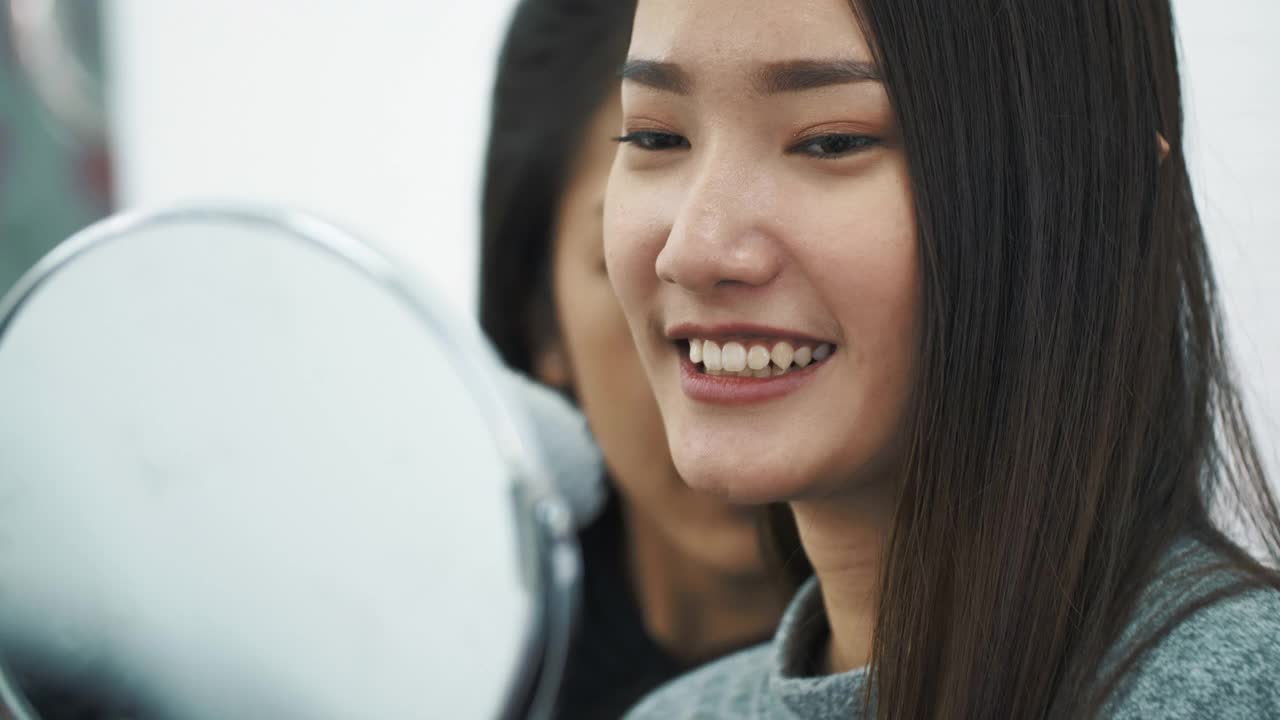 两个亚洲女人在家里化妆