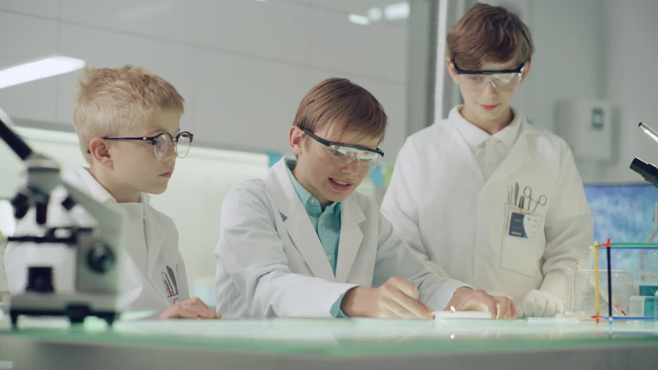 兴奋的孩子们用火做科学实验。实验室内部