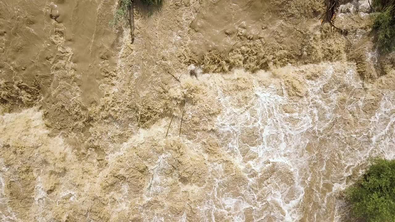 鸟瞰图肮脏的河流与浑浊的水在洪水期间，暴雨在春天。