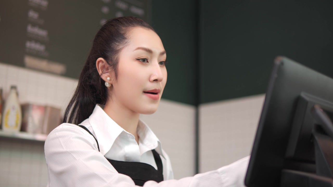 詳情圖-咖啡師在咖啡店吧臺接受顧客的訂單。