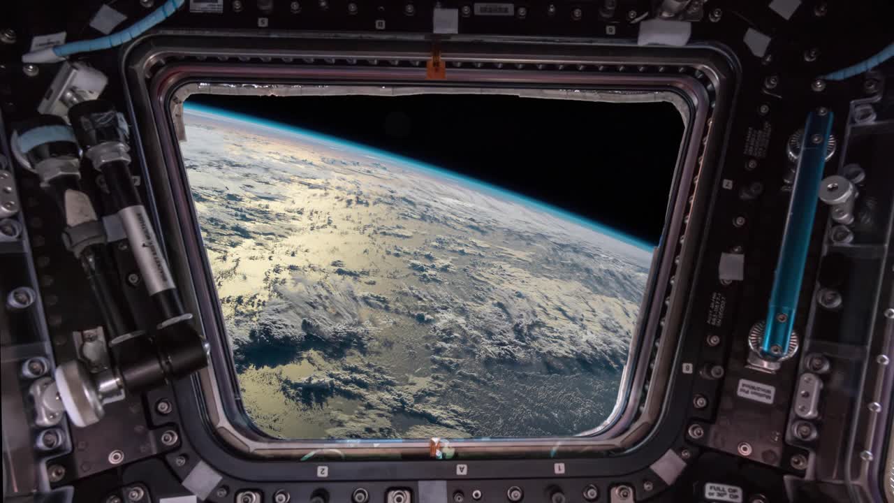 从国际空间站看到的地球。在夜晚对地球进行太空探索。