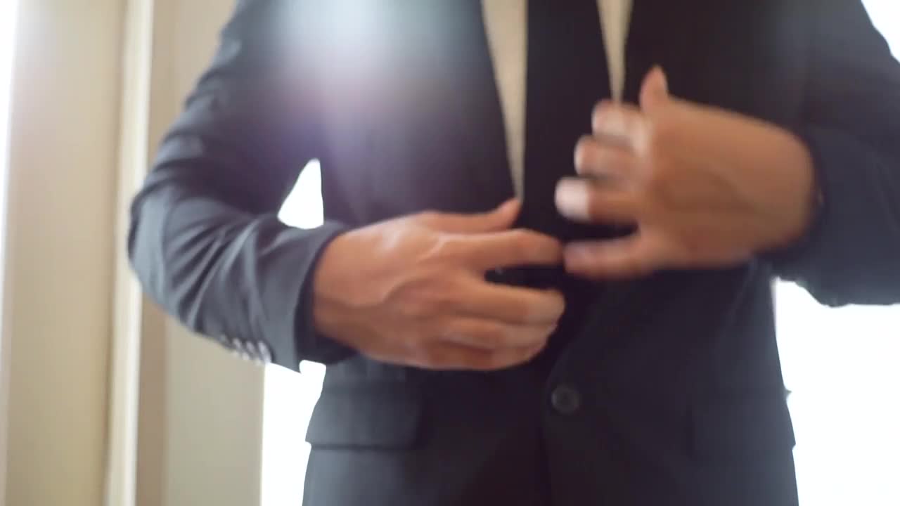 西装商人在房间里扣扣子的慢动作