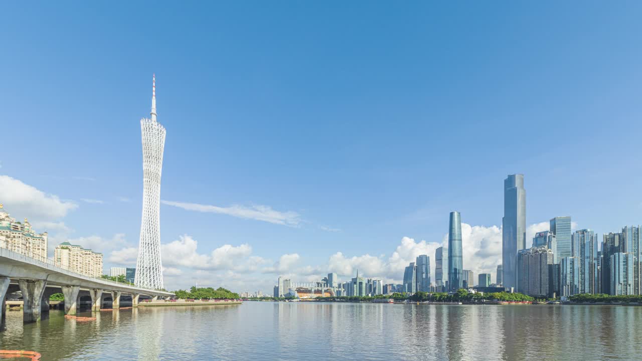 白天，位于广州珠江两岸的广州塔和珠江新城。中国广东省广州市
