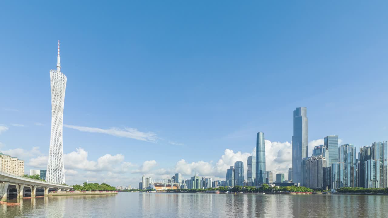 白天在广州珠江两岸的广州塔和珠江新城。中国广东省广州市