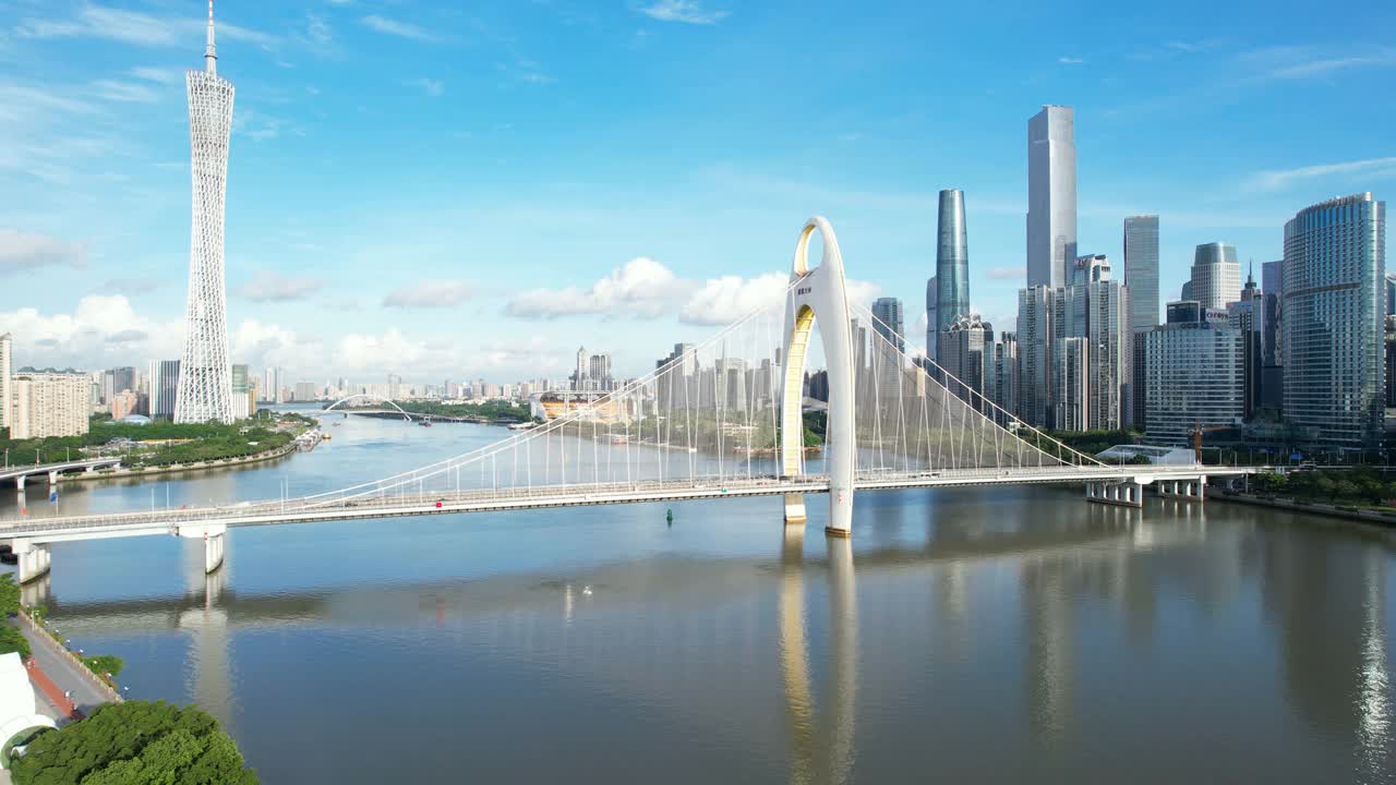 倾斜的城市景观在戏剧性的天空
