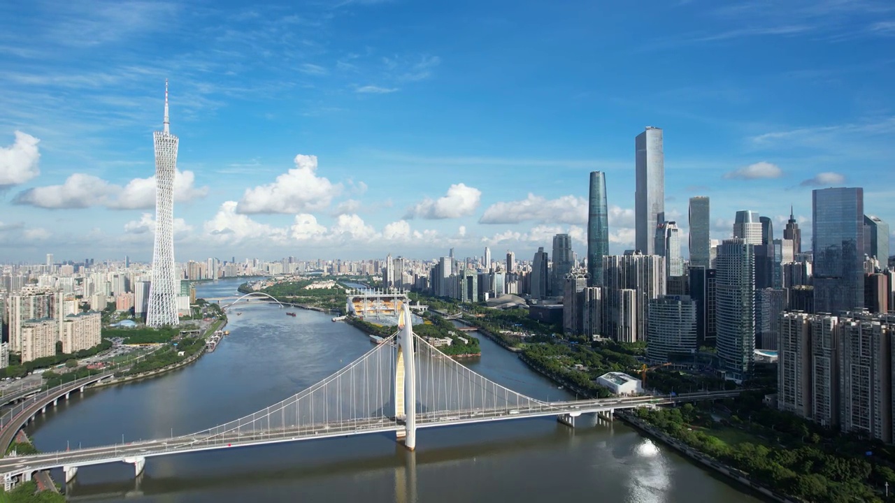 放大城市景观在戏剧性的天空