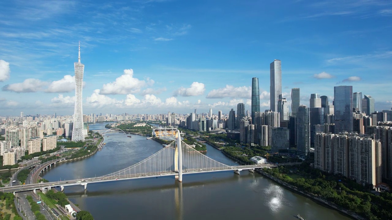 详情图-放大城市景观在戏剧性的天空