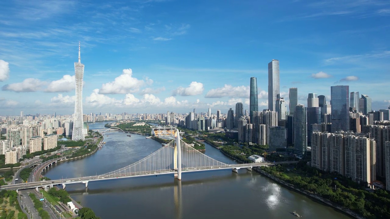 详情图-放大城市景观在戏剧性的天空