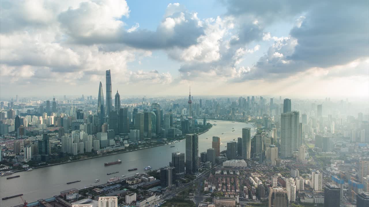无人机拍摄:4K天空下上海天际线鸟瞰图