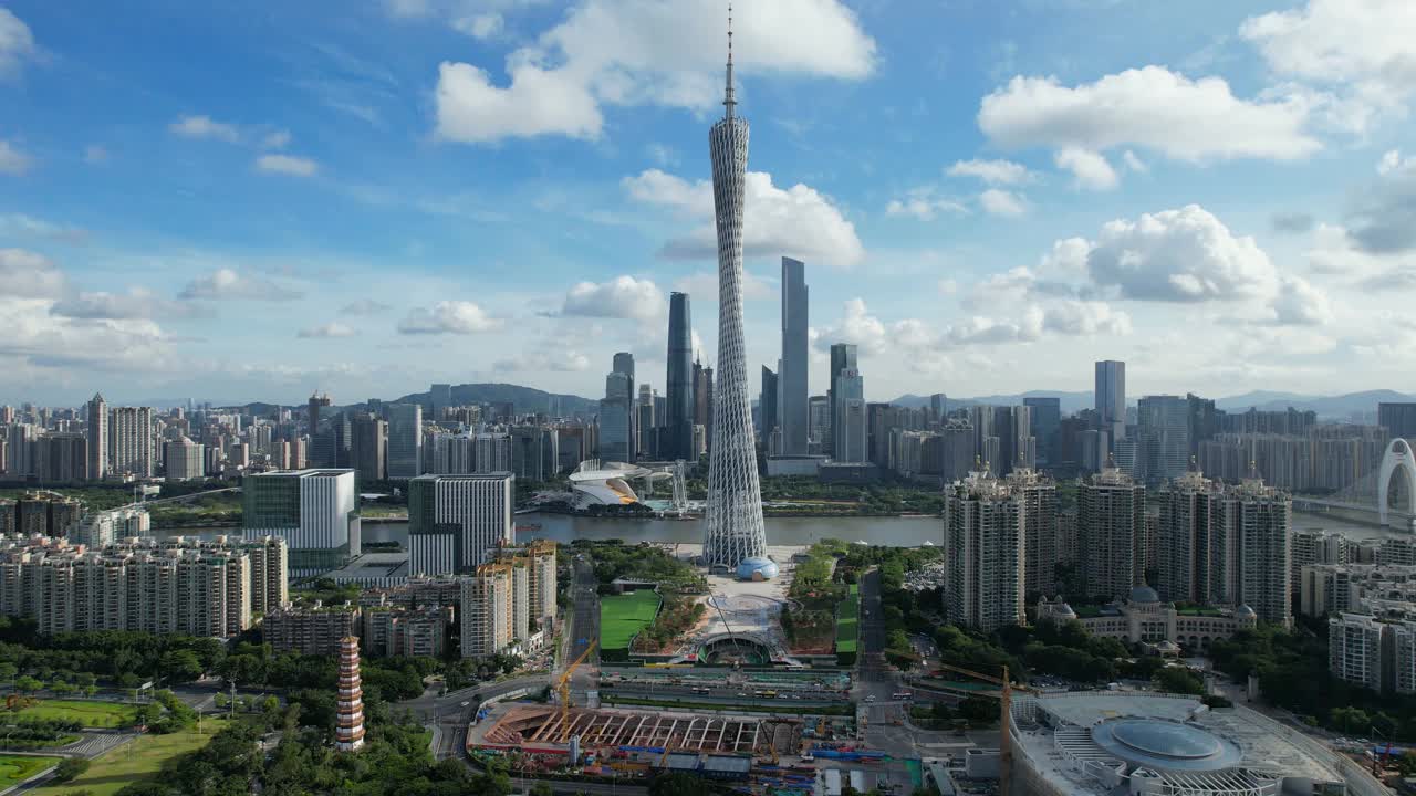 中国广州的广州塔的倾斜视图