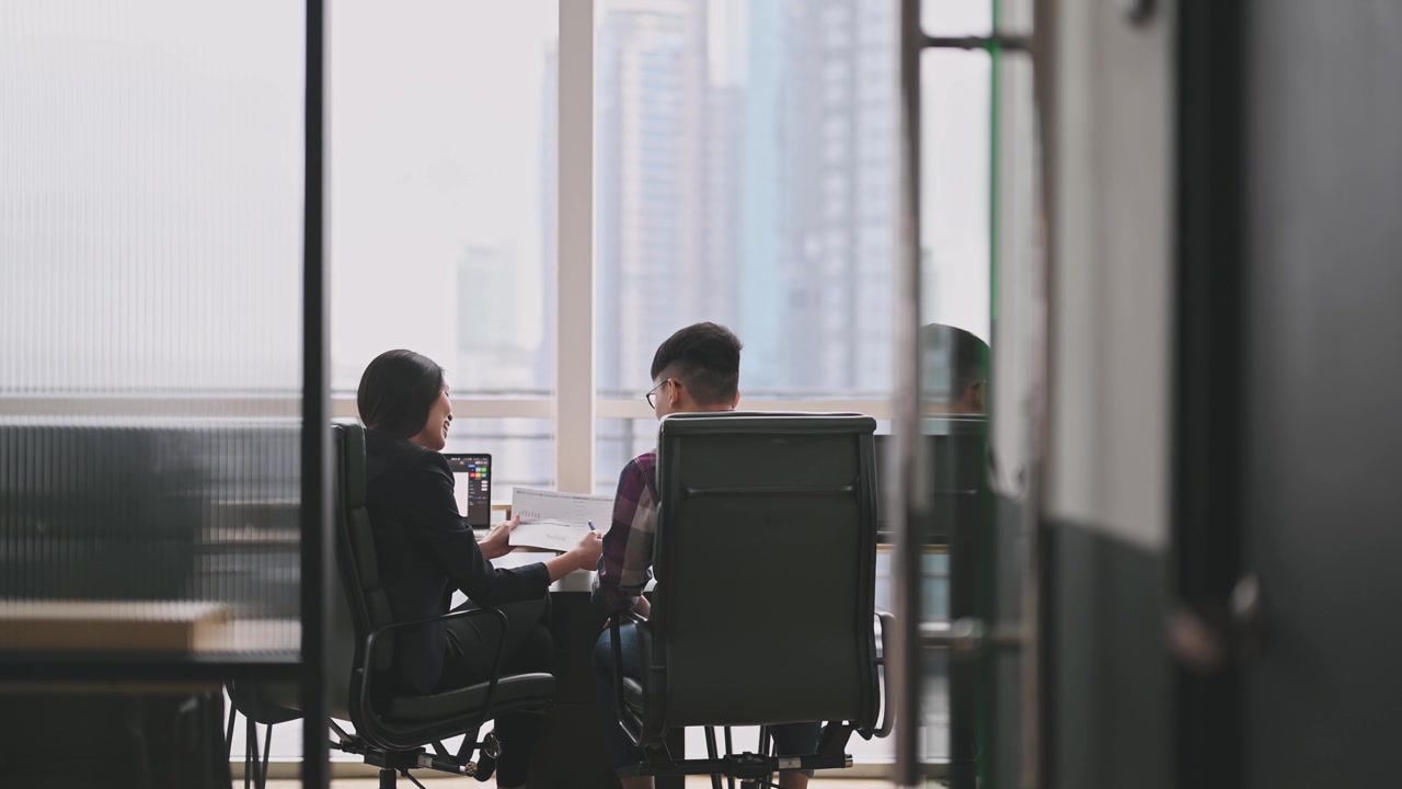 詳情圖-一位亞洲華裔女同事在辦公室向她的學(xué)員解釋