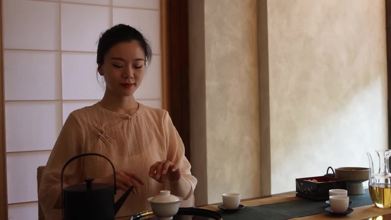 亚洲妇女泡茶