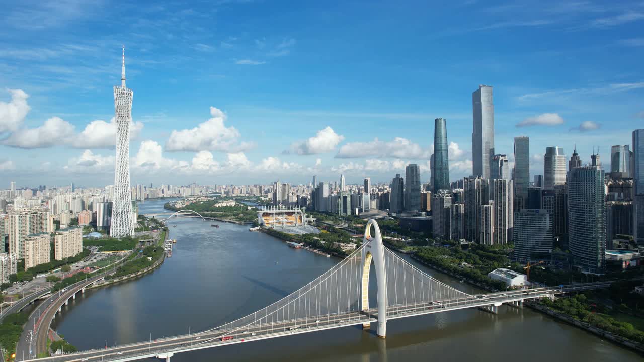 放大城市景观在戏剧性的天空