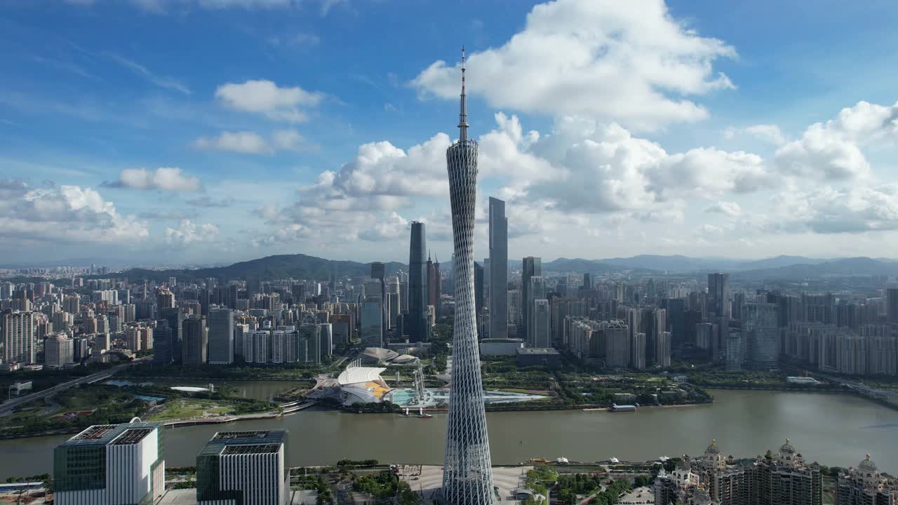 中国广州的广州塔的倾斜视图