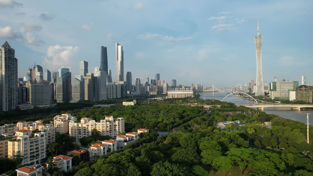 城市天际线的倾斜视图