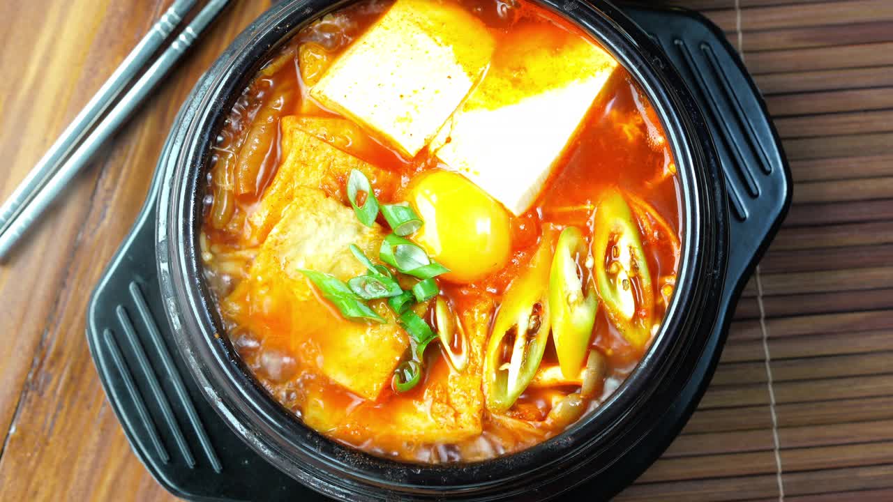 热铁锅泡菜汤，韩国传统泡菜汤豆腐蘑菇火锅。4k分辨率