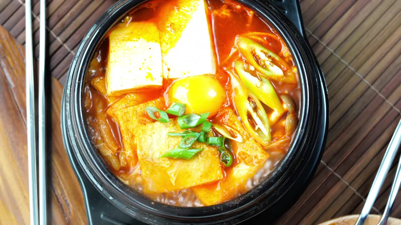 详情图-热铁锅泡菜汤，韩国传统泡菜汤豆腐蘑菇火锅。4k分辨率